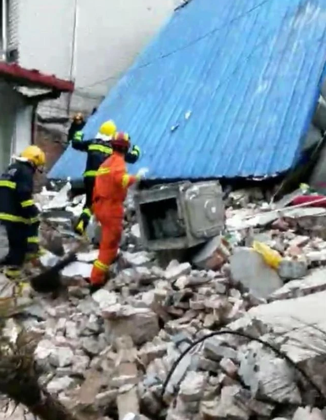 山东餐饮店爆炸瞬间，房屋垮塌真相揭秘，小红书直击现场报道