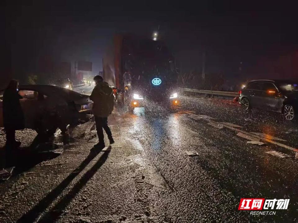 衡阳道路结冰暖心故事，共渡难关，一路同行