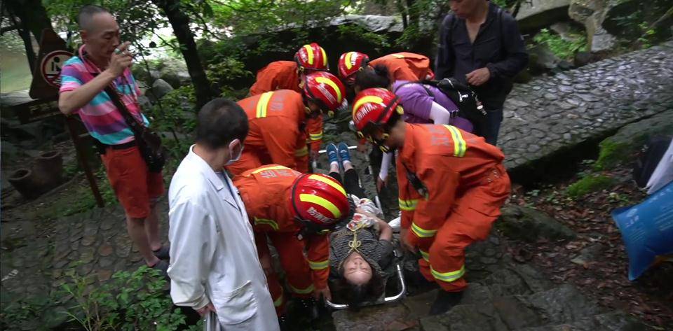 泰山游客抢救心脏突发，泰山游客坠崖 