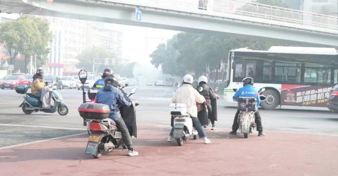 长沙交警严抓自行车秩序，视频曝光违规行为，城市骑行安全有保障