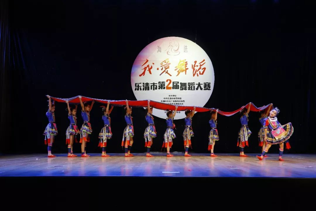 民族舞蹈大赛获奖群舞，传统与现代交融之美惊艳全场